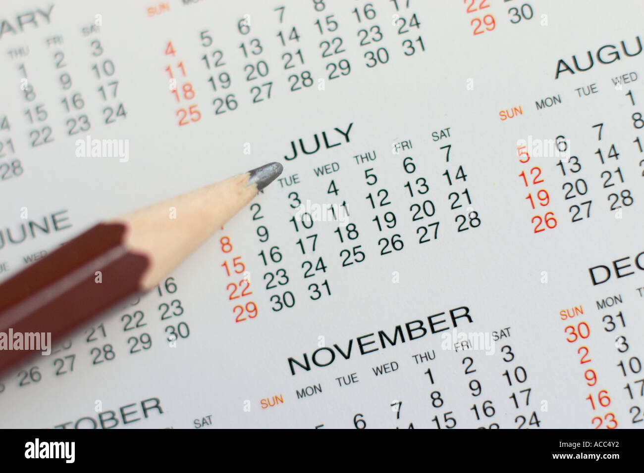 Chiusura del calendario con matita puntando alla data Foto Stock