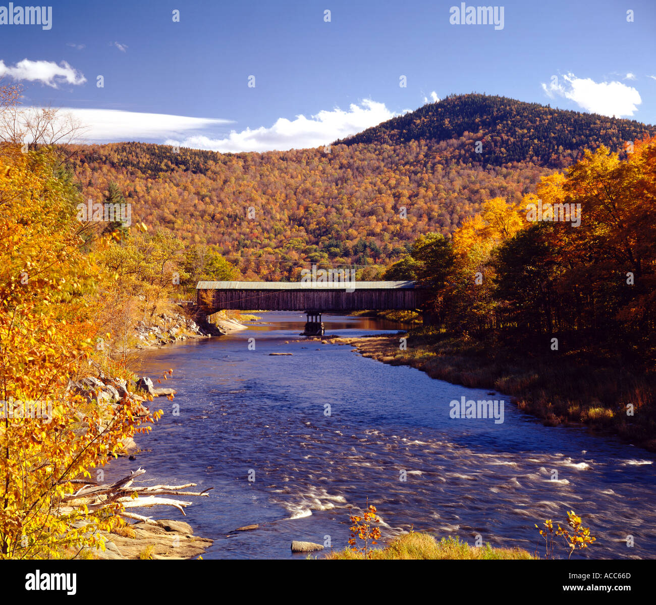 Ponte coperto in Vermont USA durante la caduta delle foglie di stagione Foto Stock
