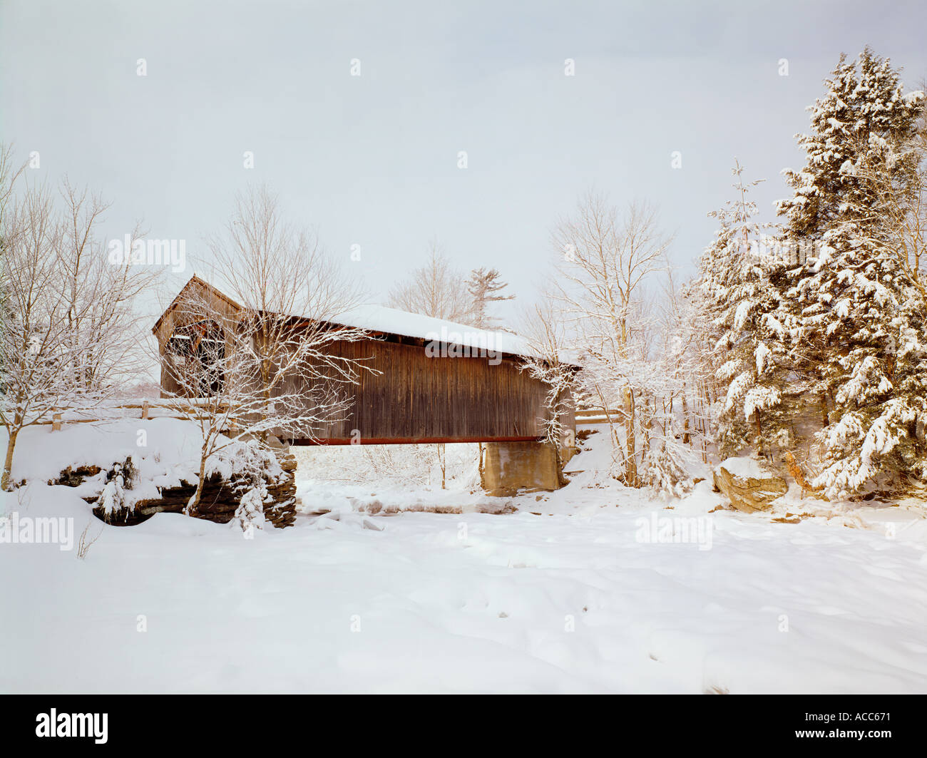 Ponte coperto in inverno vicino Johnson Vermont - USA Foto Stock