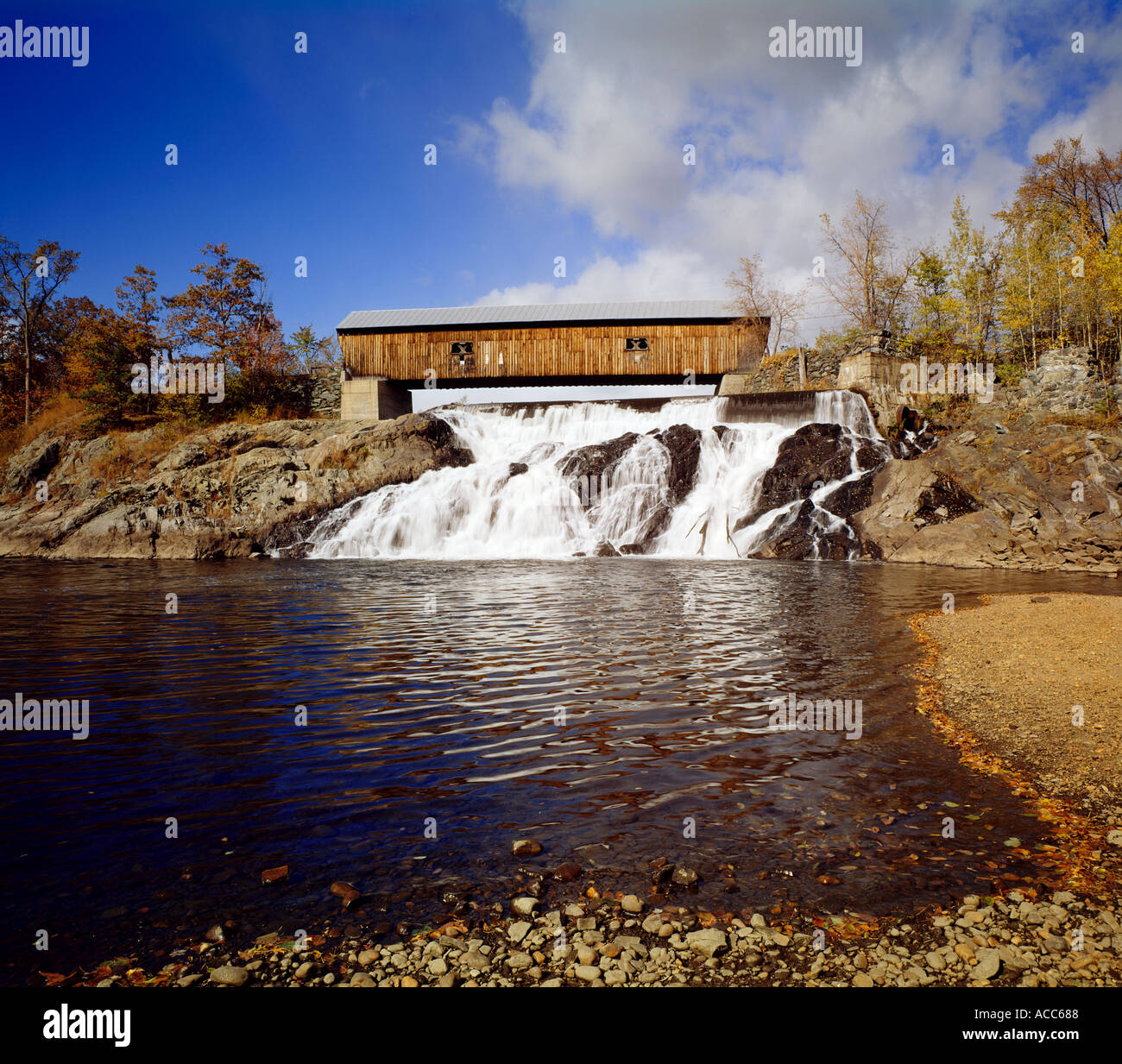 Ponte coperto a nord Hartland Vermont durante la caduta delle foglie di stagione Foto Stock
