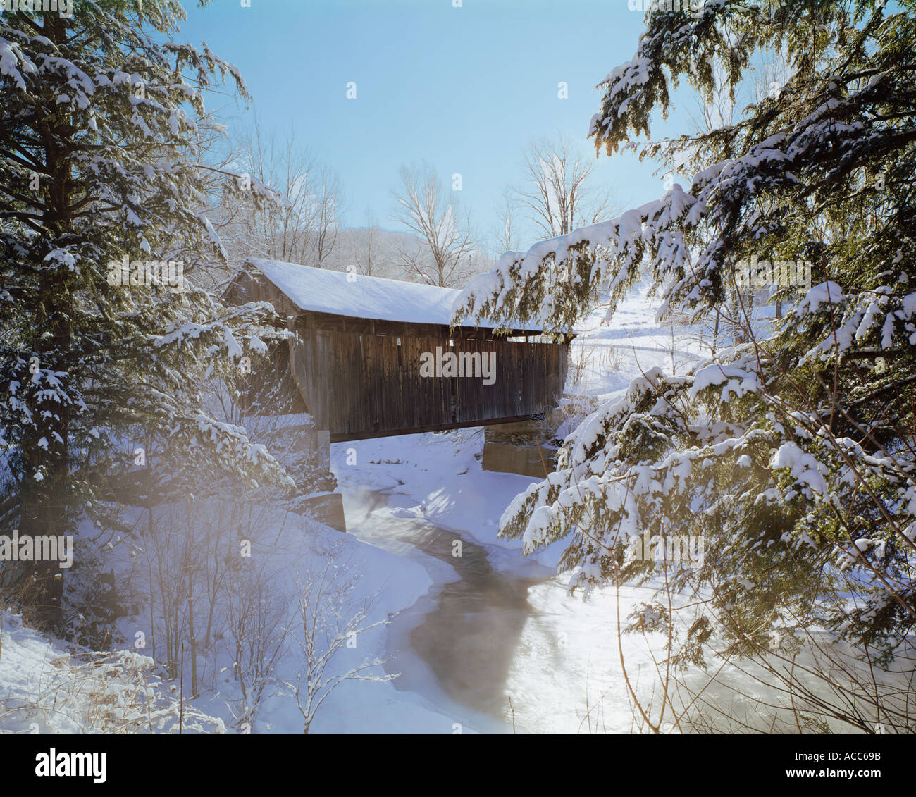 Snowy ponte coperto vicino a Johnson Vermont USA durante il periodo invernale Foto Stock