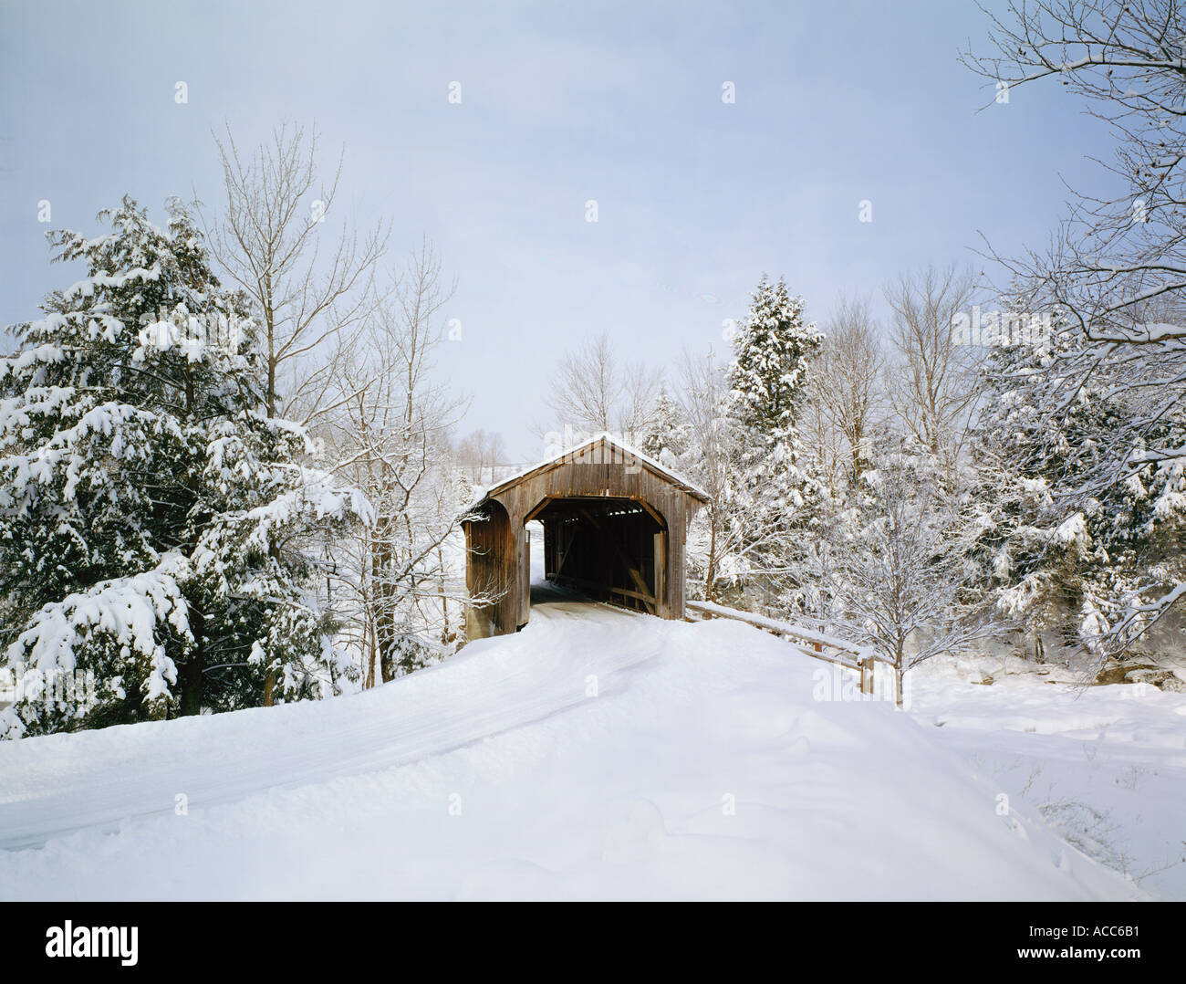 Ponte coperto a Johnson Vermont USA in inverno Foto Stock