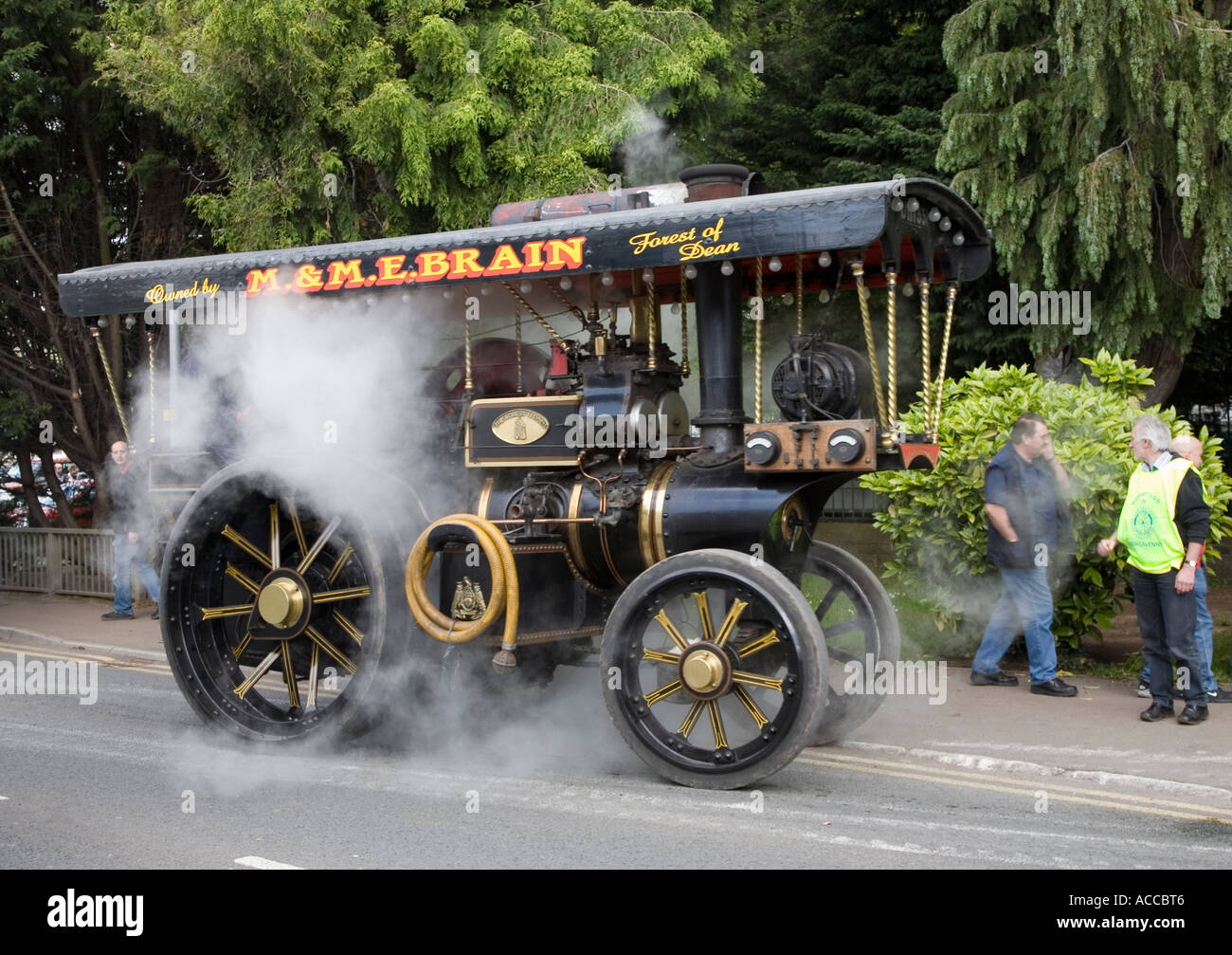 Lavoro motore trazione su strada pubblica con marshalling steward durante un vapore rally Galles Abergavenny, Regno Unito Foto Stock