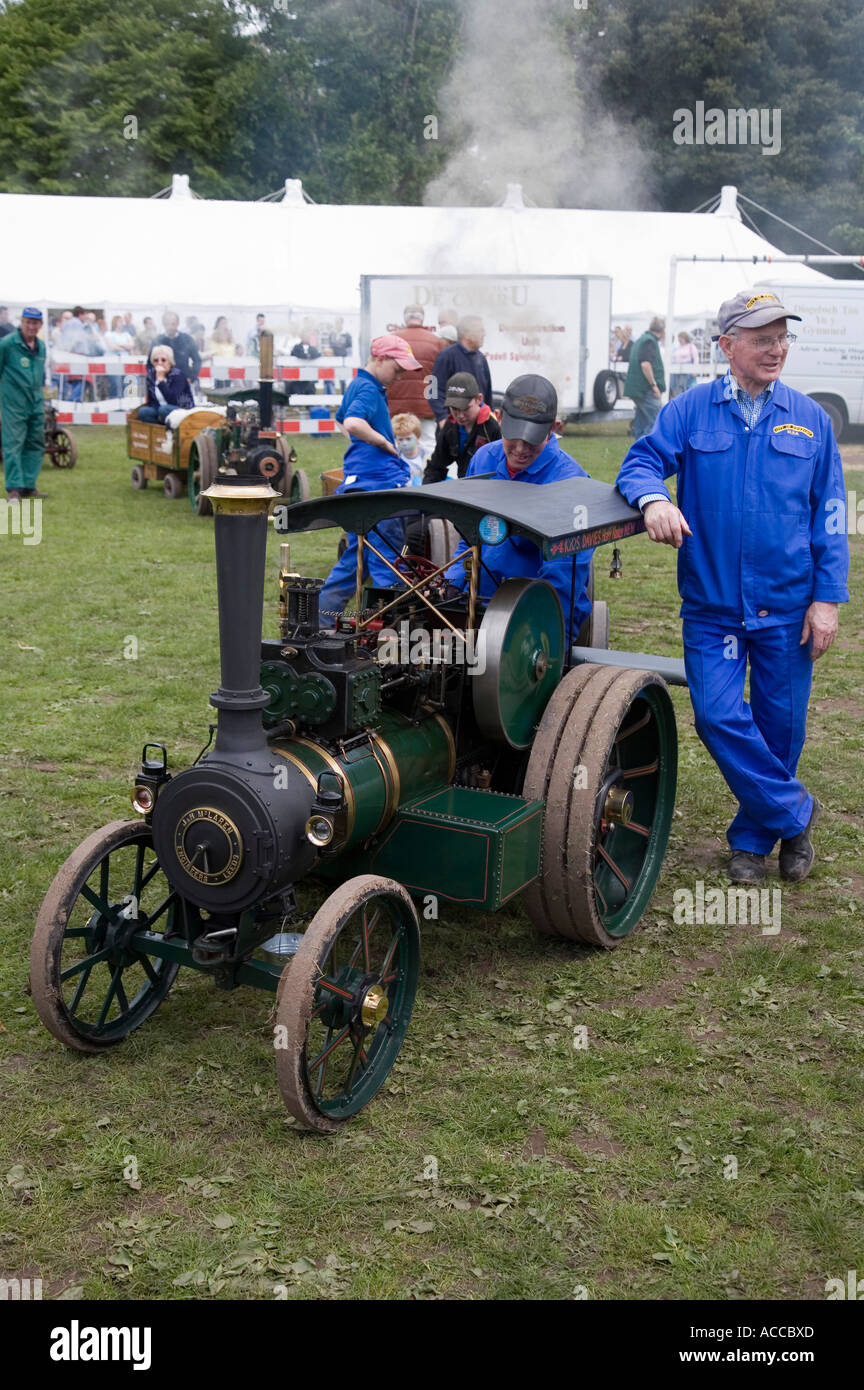 Gli orgogliosi possessori di scala operativa modello motore trazione a vapore Bayley Fair Park Abergavenny Wales UK Foto Stock