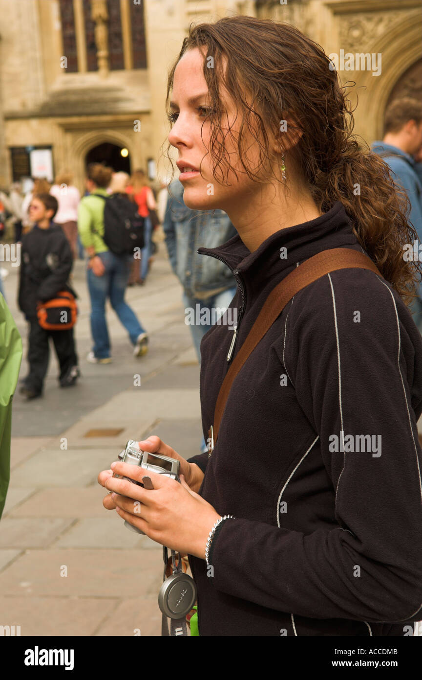 Giovane donna capelli lunghi con fotocamera digitale Canon Foto Stock