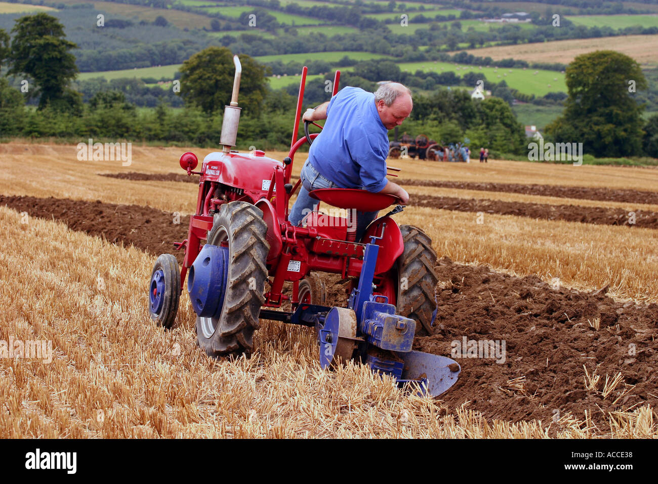 Classic Tractor aratura in Irlanda Foto Stock