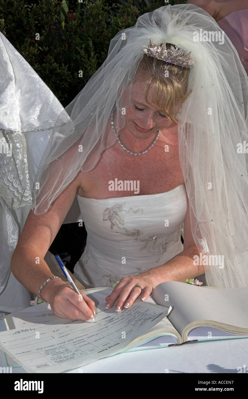 Sposa la firma di registro del matrimonio Foto Stock