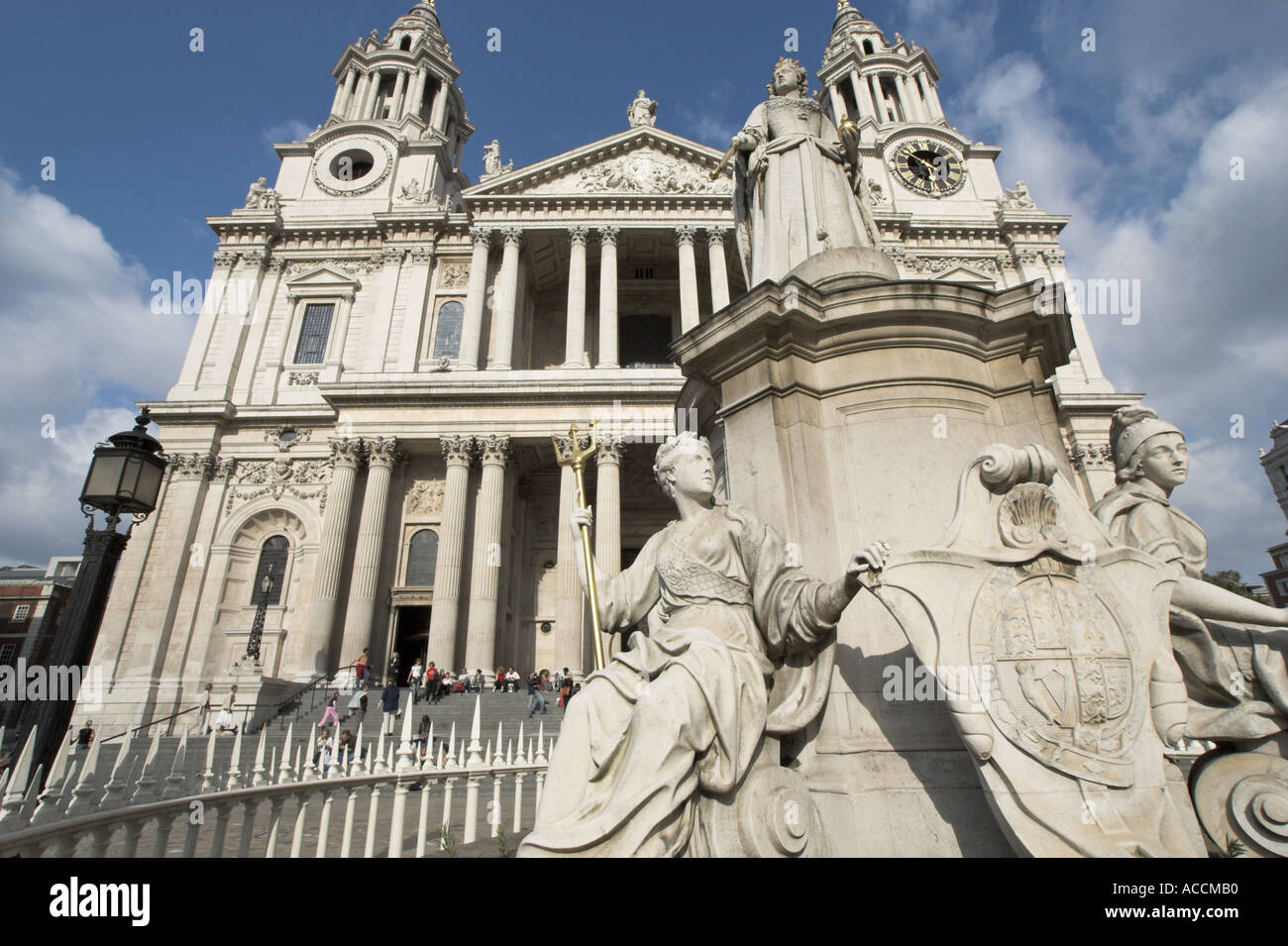 Un punto di vista diverso della Cattedrale di San Paolo a Londra Inghilterra Foto Stock