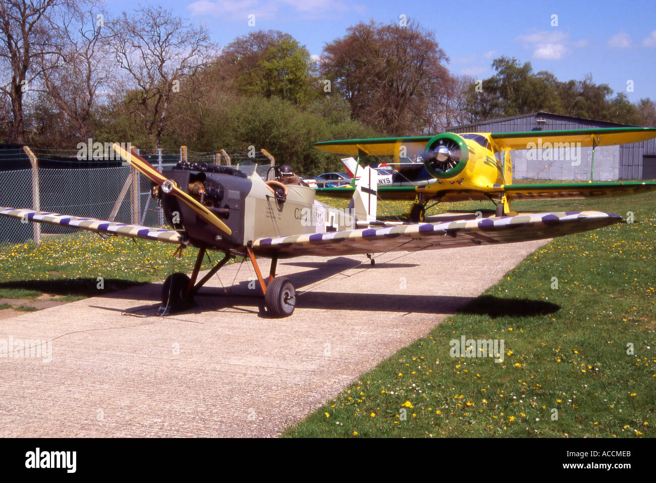 Eechcraft D17 Staggerwing bi piano e replica replica Junkers in corrispondenza della nuova stazione di rifornimento a Popham Airfield Hampshire Englan Foto Stock