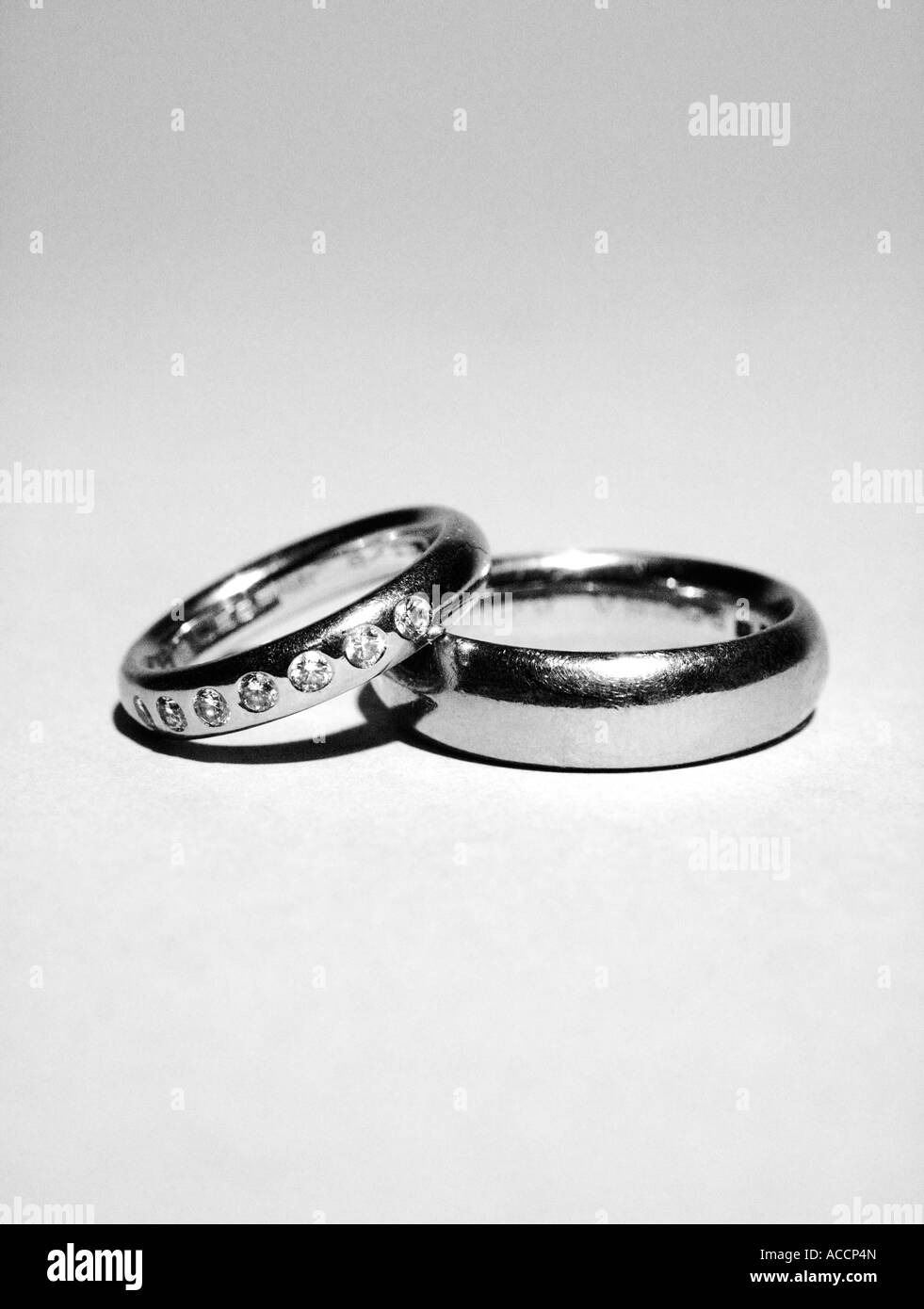 Due anelli immagini e fotografie stock ad alta risoluzione - Alamy