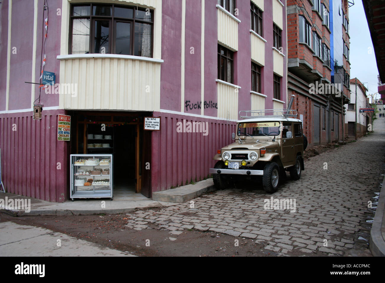 Il colore oro 4 x 4 in Copacabana street, il lago Titicaca, Bolivia Foto Stock