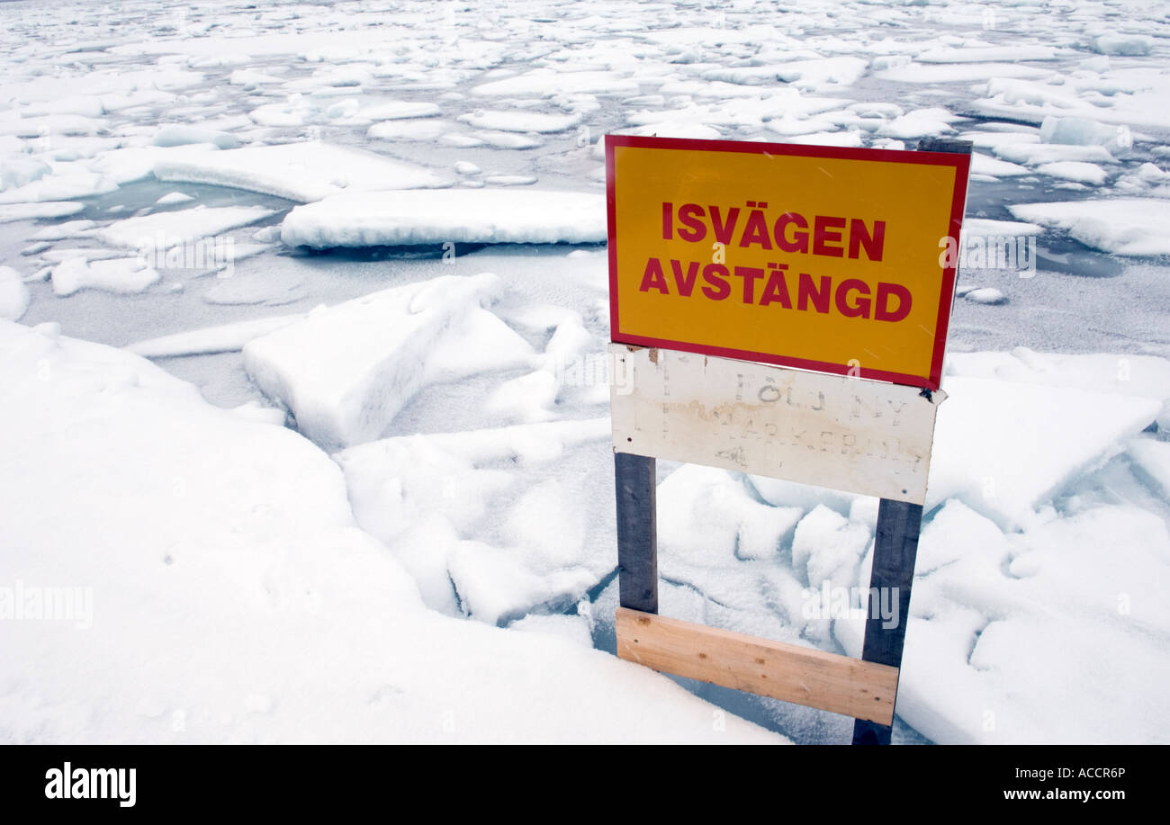 Cartello stradale da una chiusura della strada di ghiaccio. Foto Stock