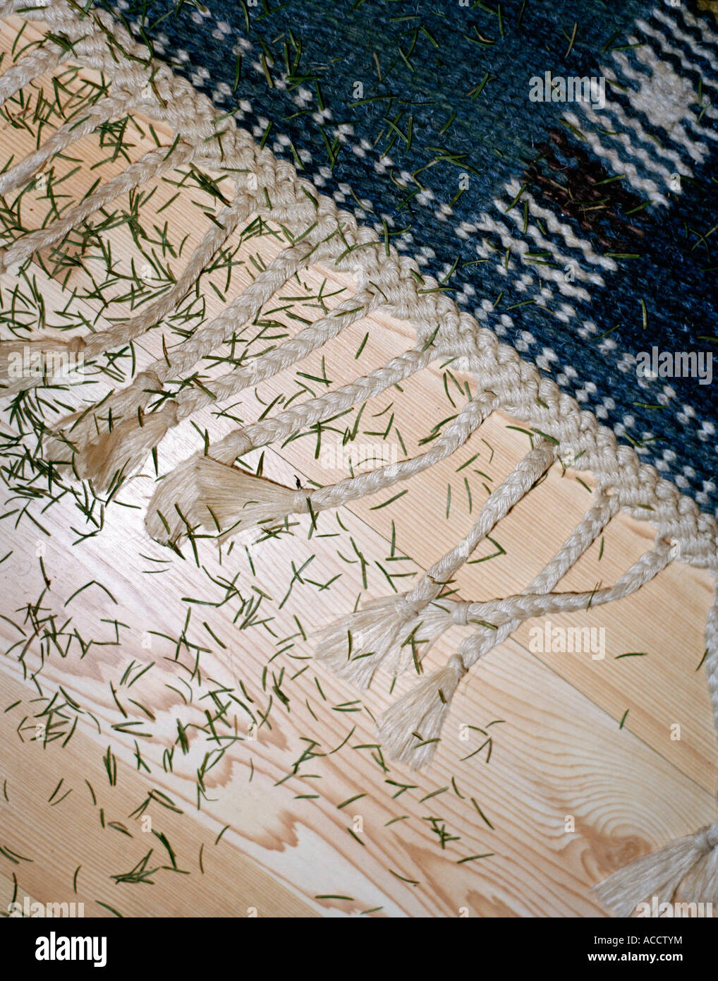 Gli aghi di pino sul pavimento e tappeti. Foto Stock