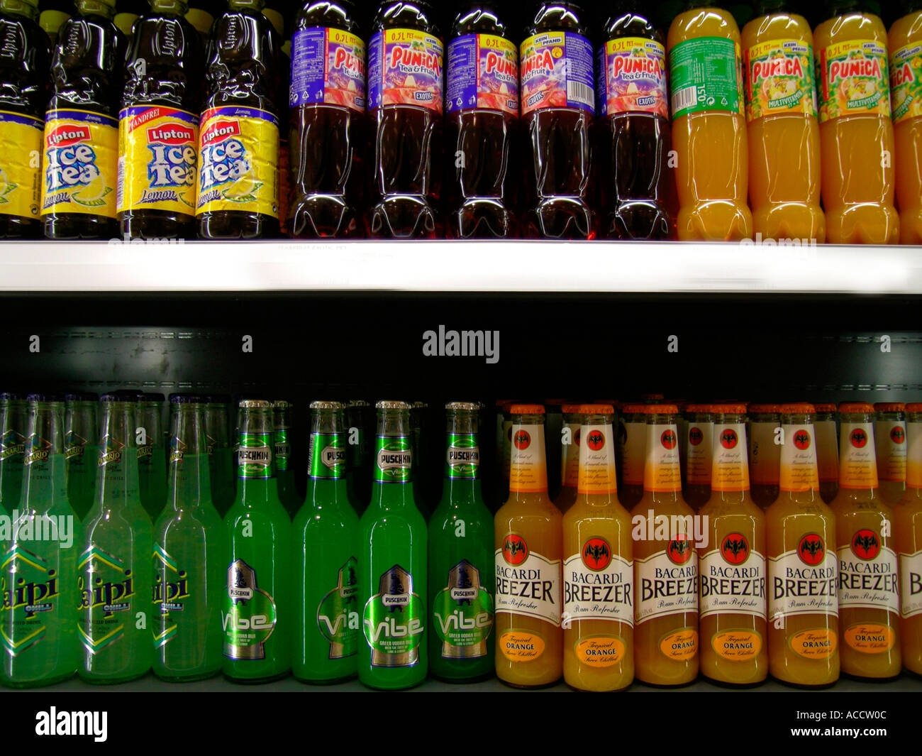 Ripiano con dolci bevande bevande analcoliche analcolica e soft drinks succhi di frutta e tè di ghiaccio Foto Stock