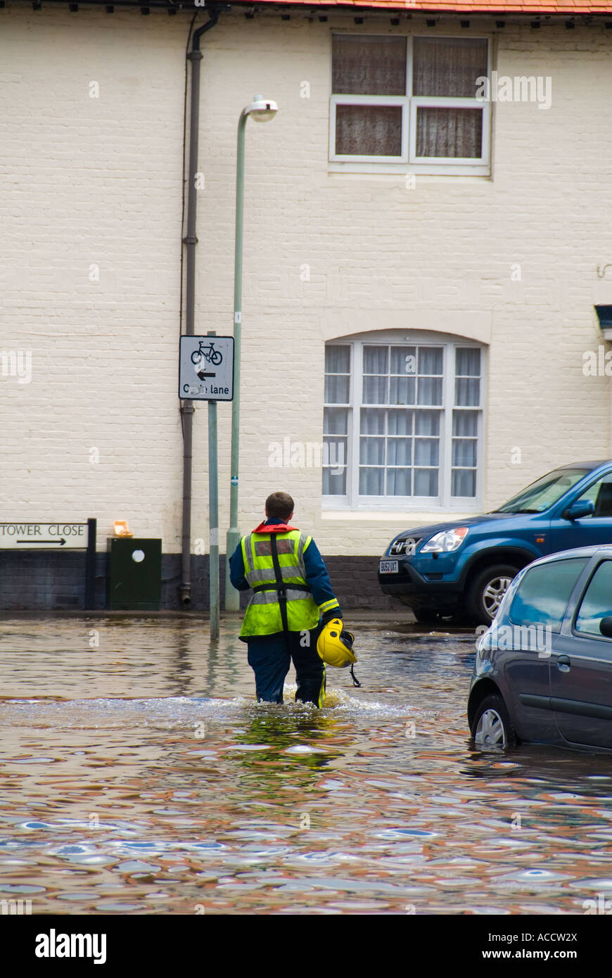 Firefighter camminando verso il basso in un invaso Street Foto Stock