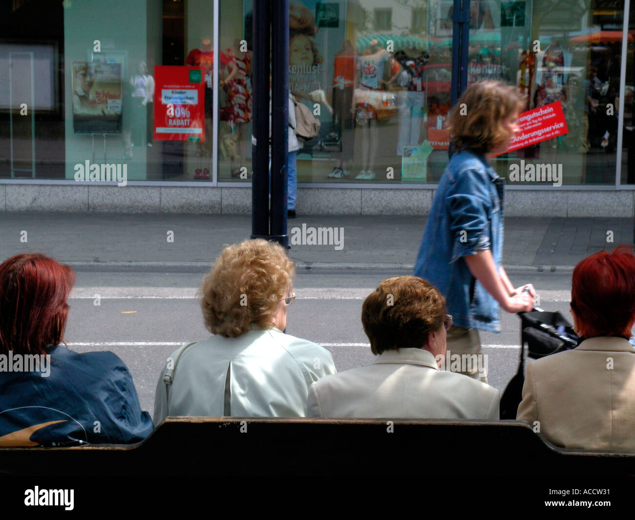 Le donne in età diverse in città Foto Stock
