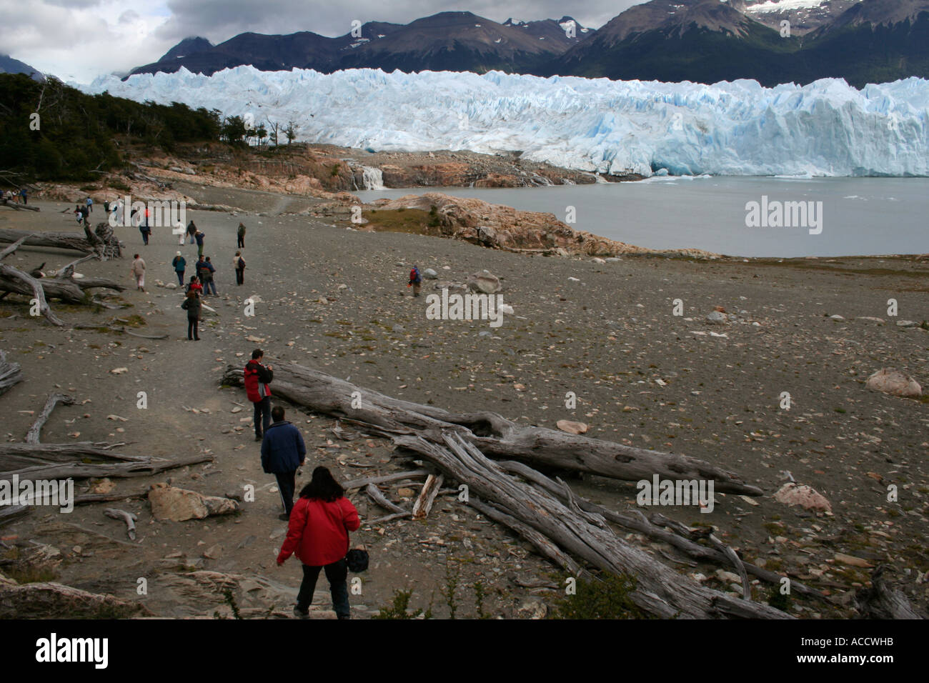 Vista del ghiacciaio Perito Moreno in Patagonia, Argentina, Sud America. I turisti a piedi verso il Glacier Foto Stock