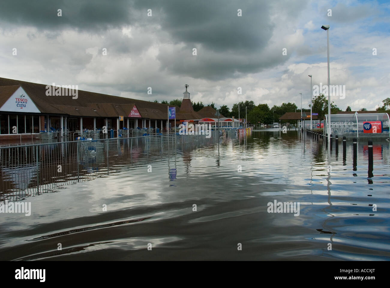 In un invaso supermercato Parcheggio Auto Foto Stock