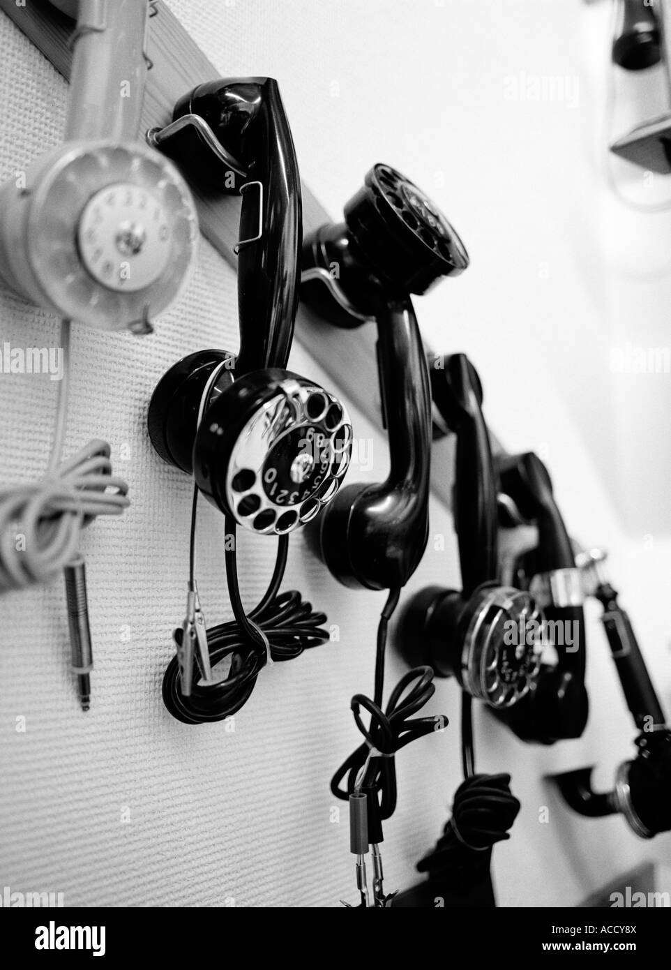 I ricevitori del telefono appeso a una parete. Foto Stock