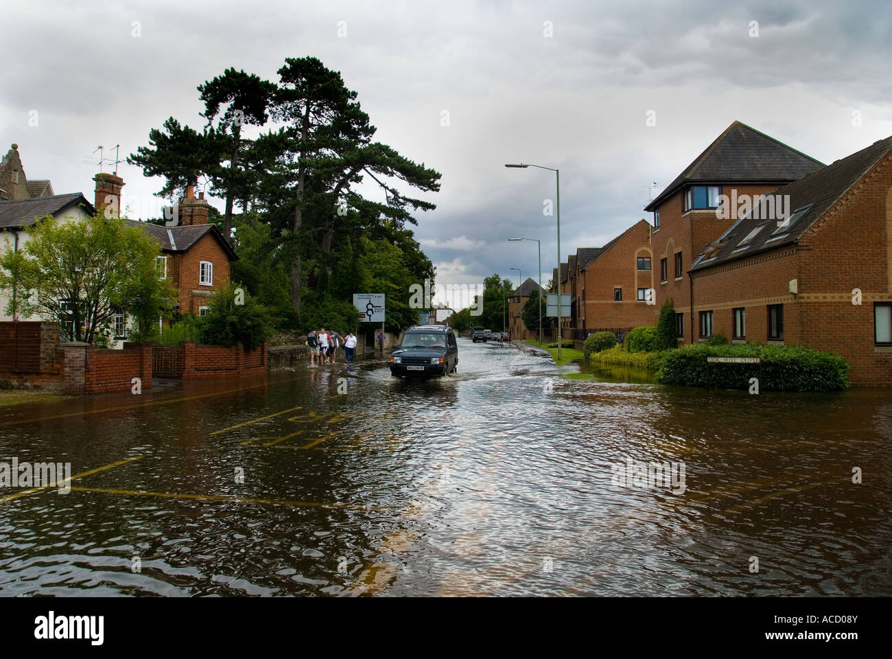 Una strada allagata Abingdon Oxfordshire Foto Stock