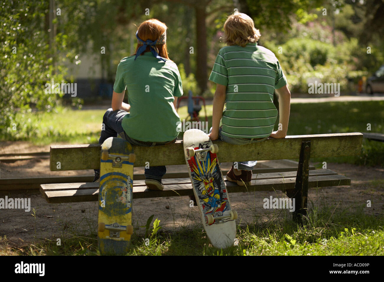 Due teenager ragazzi con skateboard. Foto Stock