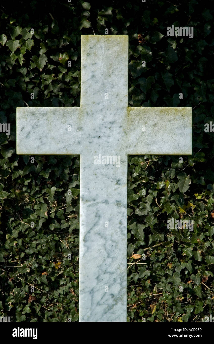 Un marmo levigato pietra tombale cross Foto Stock
