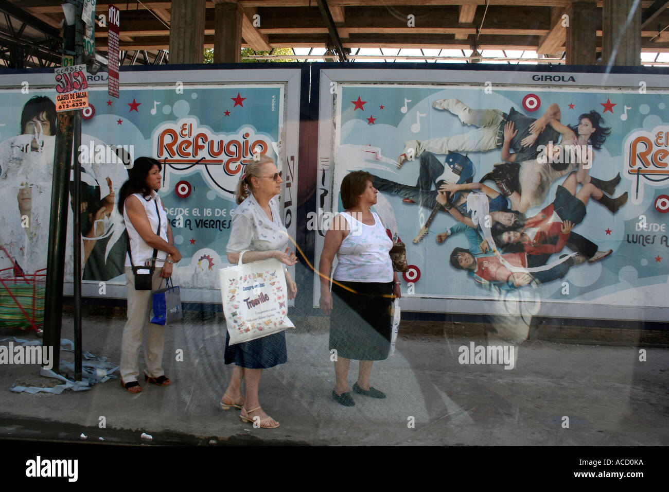 Le donne in attesa di bus sulla strada principale, Buenos Aires, Argentina Foto Stock