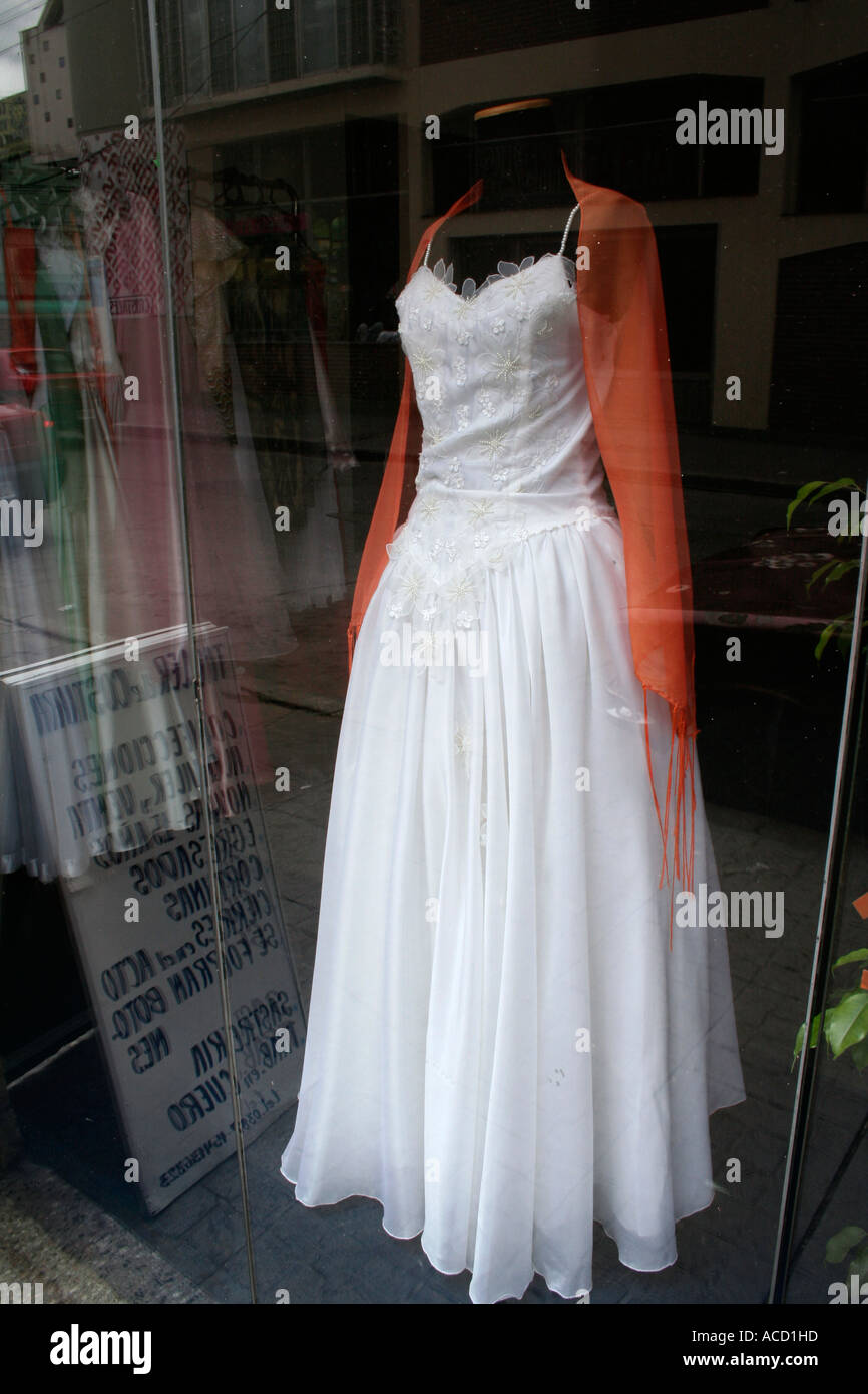 Abito da sposa a dummie in vetrina, Salta, Argentina, Sud America Foto Stock