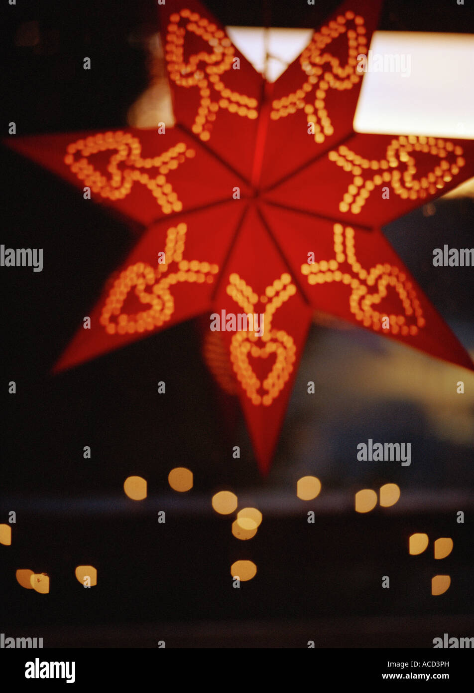 Avvento stella appesa in una finestra. Foto Stock