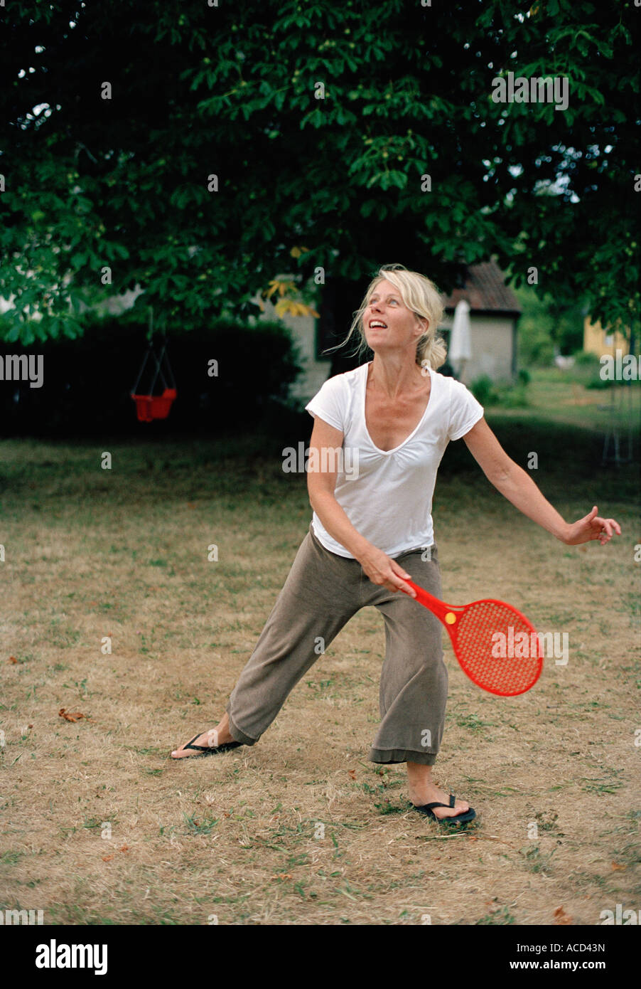 Donna che gioca beach tennis. Foto Stock