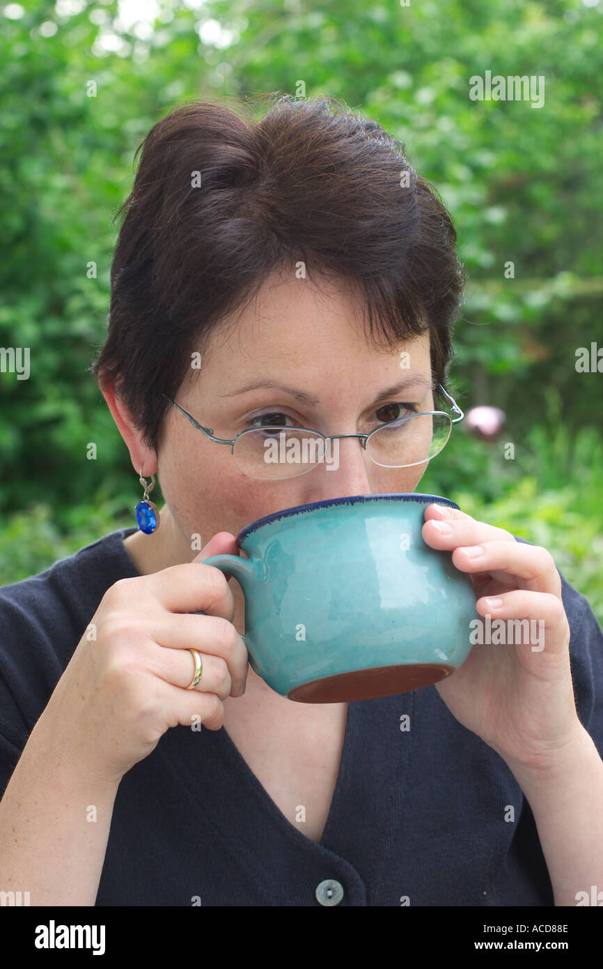 Frau mit Kaffetasse Foto Stock