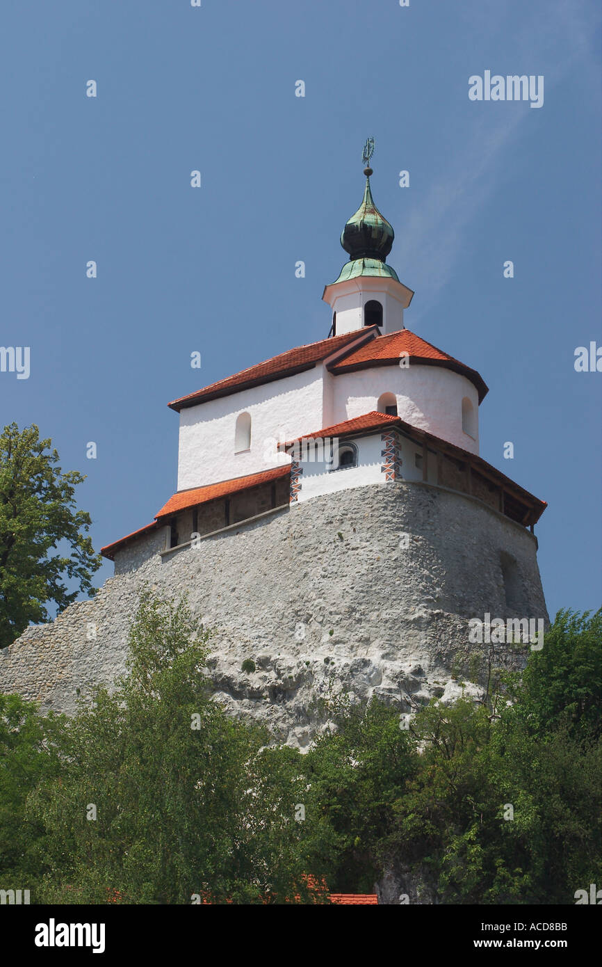 Kleine Burg Mali grad mit Eligiuskapelle Sv Eligij in Kamnik in Oberkrain Slowenien Slovenia Foto Stock