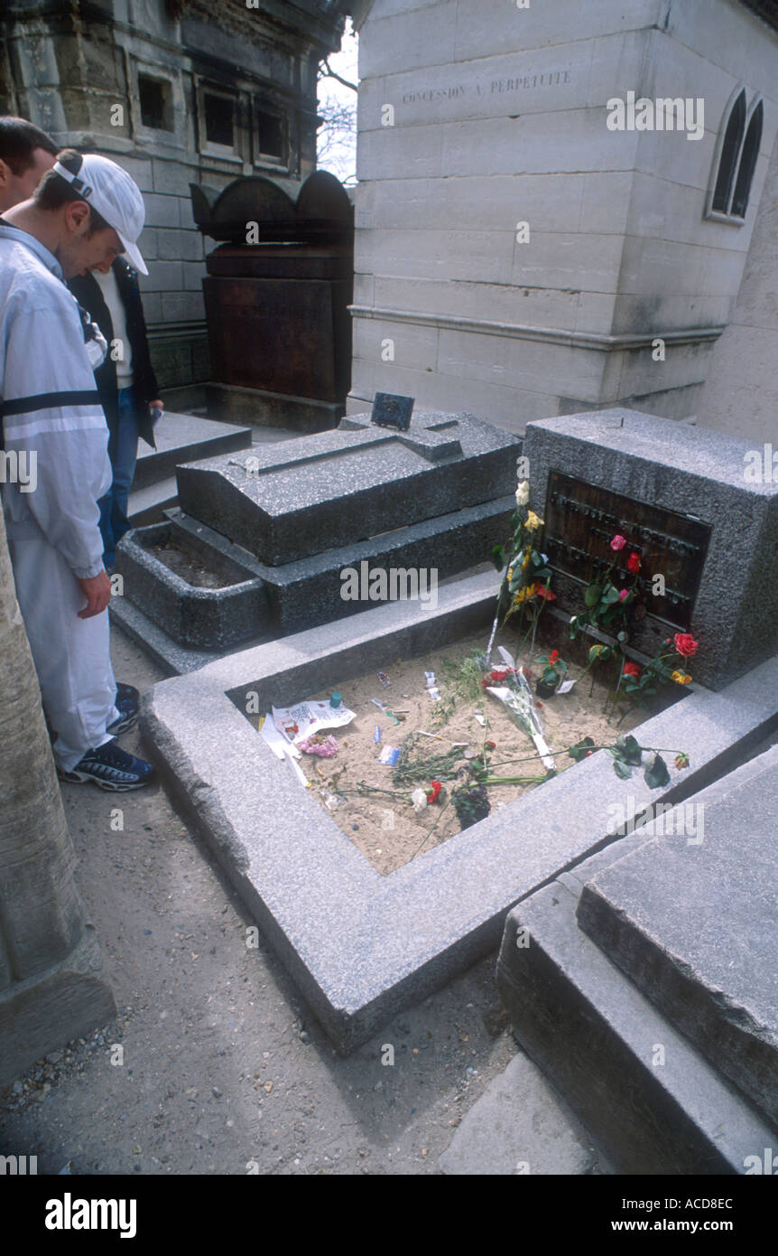 Tifosi si riuniscono presso la tomba della leggenda del Rock Jim Morrison al cimitero di Pere Lachaise di Parigi Foto Stock