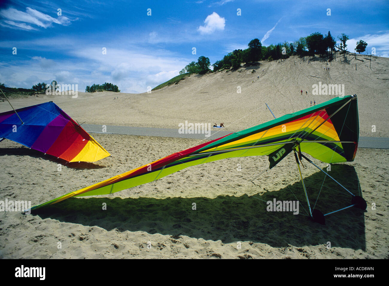 Parapendio sul Lago Michigan spiaggia accanto alla torre Dune di Warren Dunes State Park, Michigan Foto Stock