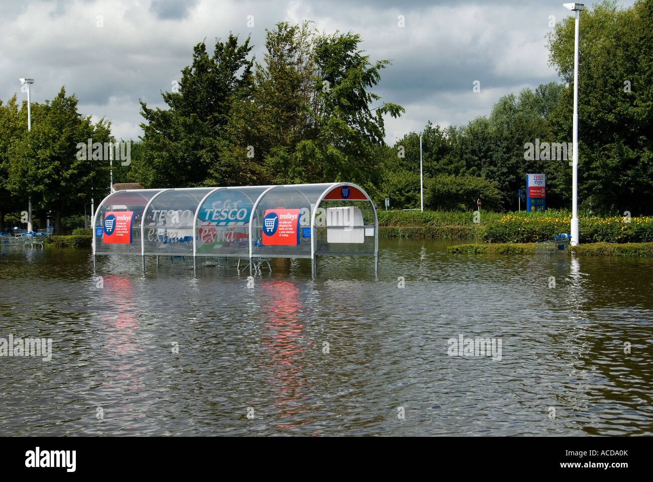 In un invaso supermercato Parcheggio Auto Foto Stock