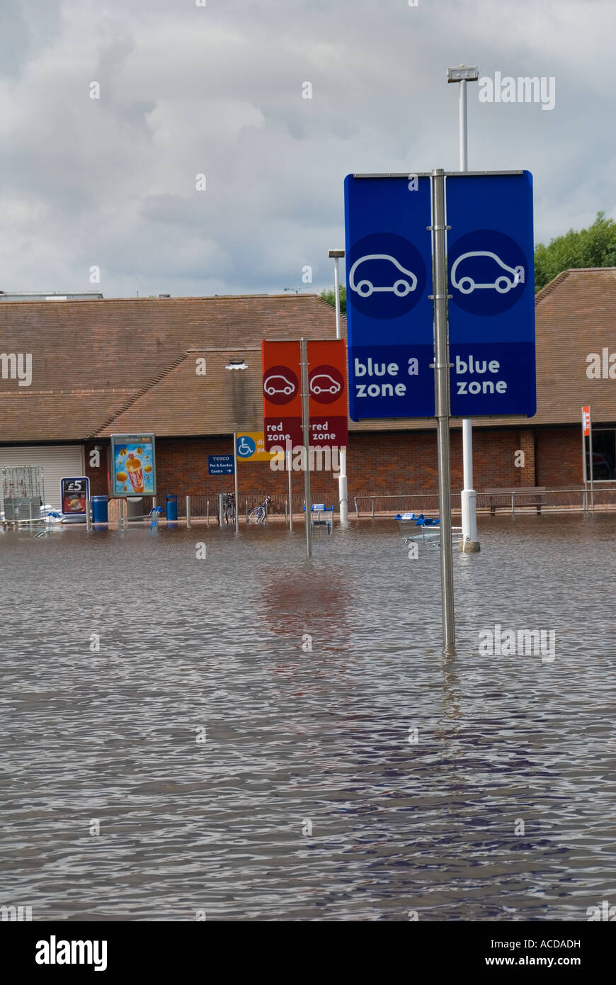 In un invaso supermercato Parcheggio Auto Foto Stock