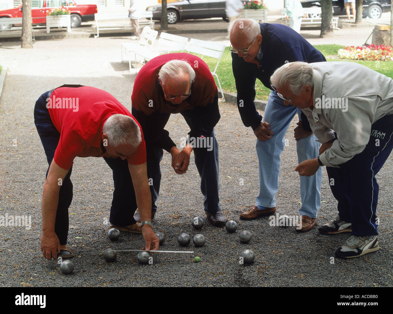 Signori anziani o anziani a giocare a bocce in città o parchi della città in tutta Europa Foto Stock