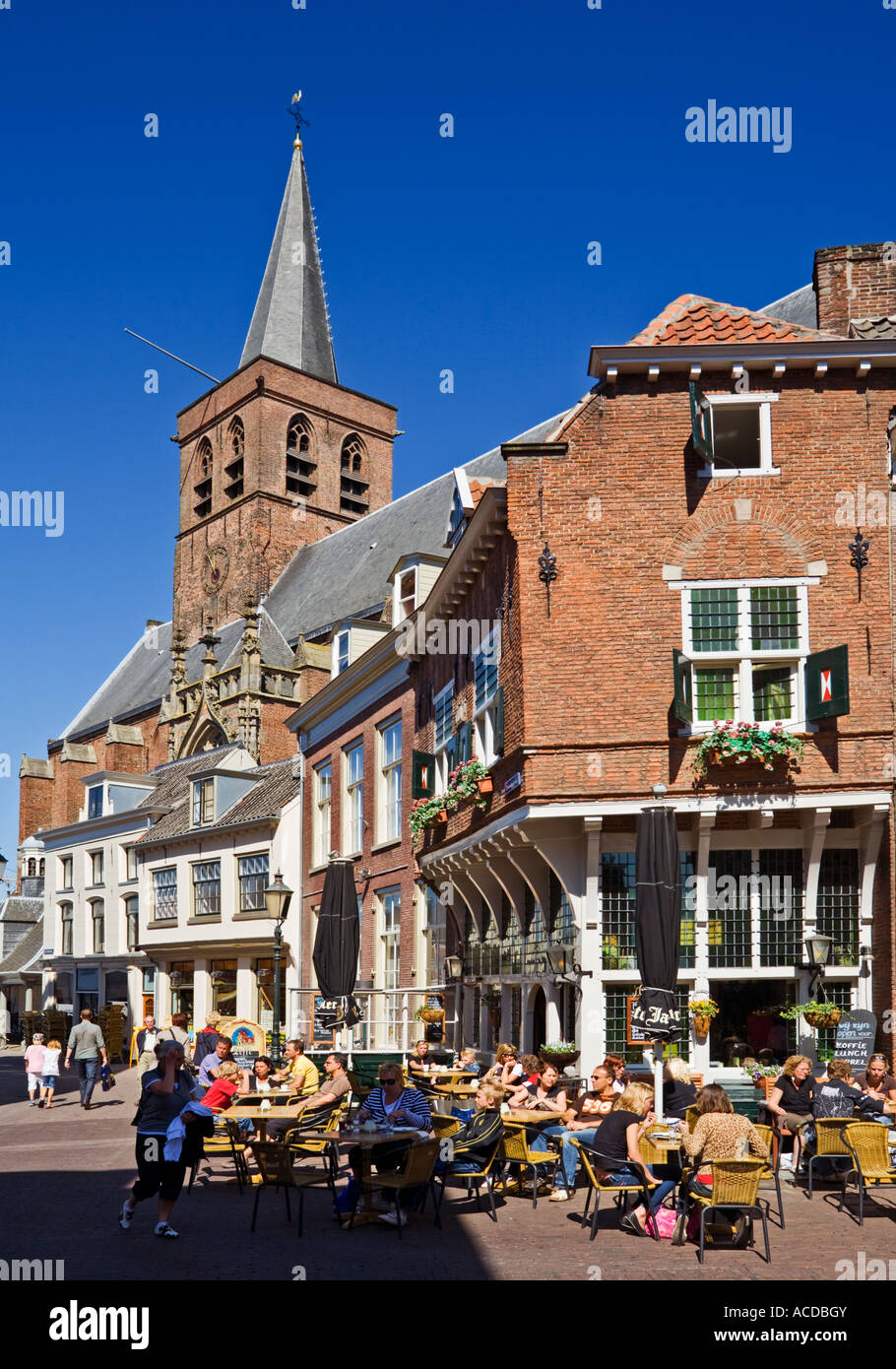 Pavimentazione olandese bar e cafe in Amersfoort, Paesi Bassi, Olanda e St Joriskerk chiesa Foto Stock