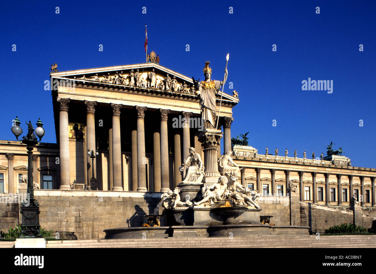 Vienna Austria Il Parlamento neoclassico storia austriaca storica statua scultura Pallas-Athene lady di giustizia Foto Stock