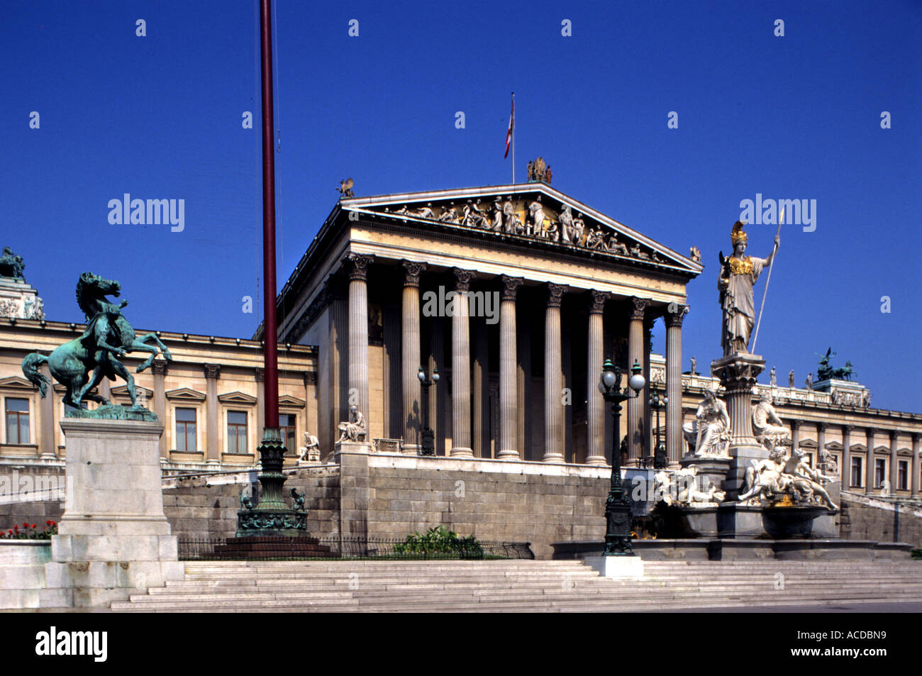 Vienna Austria Il Parlamento neoclassico storia austriaca storica statua scultura Pallas-Athene lady di giustizia Foto Stock