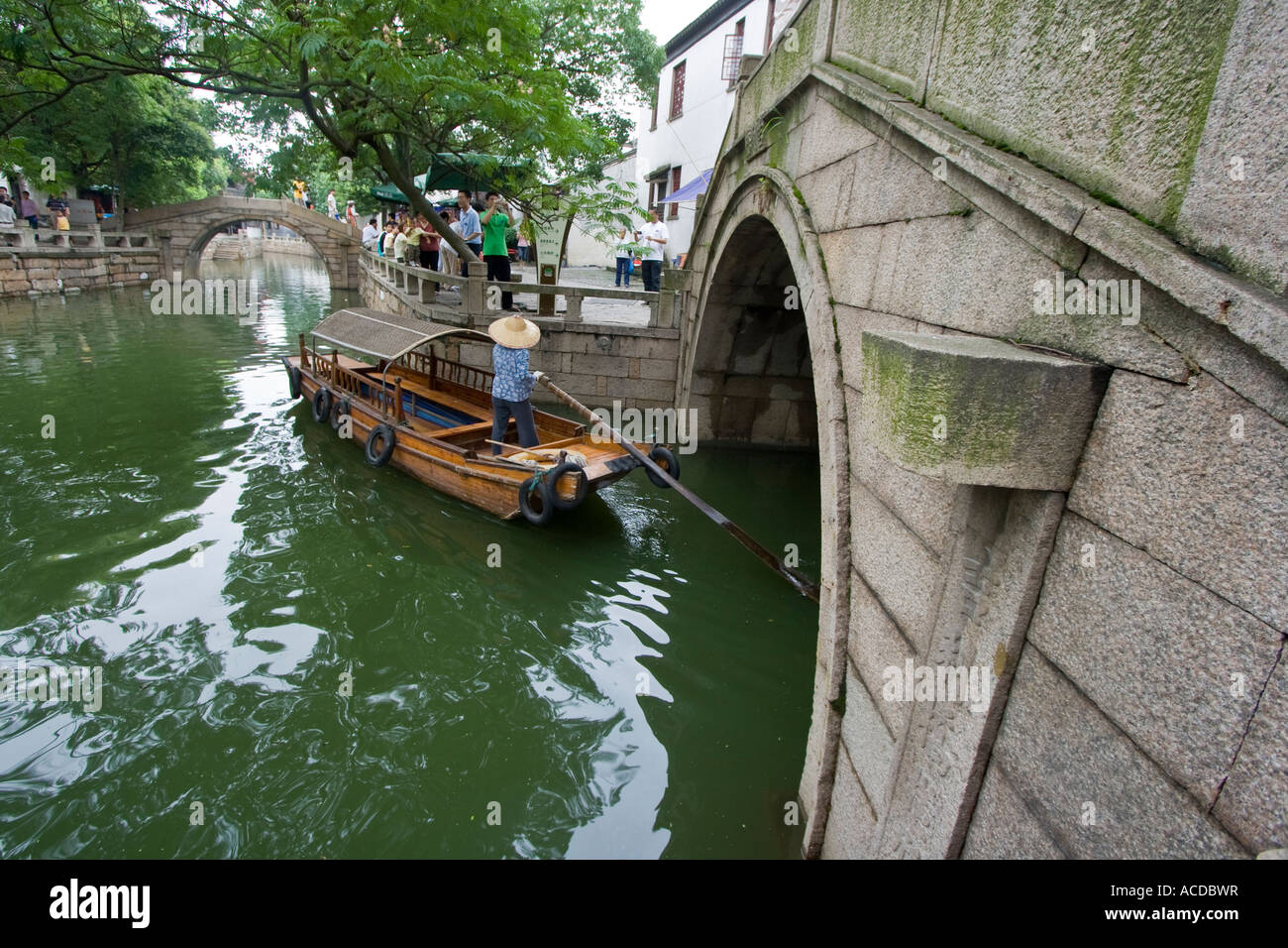 Donna vogatore barca in legno antico ponte in pietra Tongli Canal Town Cina Foto Stock