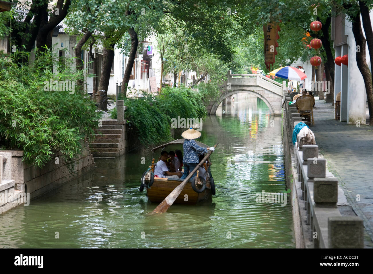 Donna vogatore sulla barca di legno Tongli Canal Town Cina Foto Stock