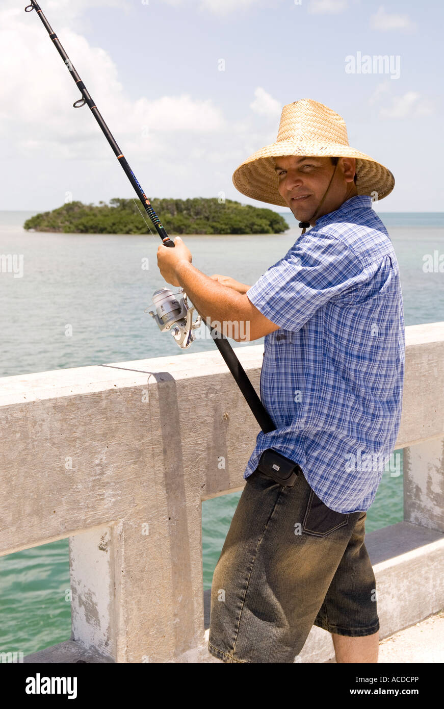 Uomo ispanico (25-30) pesci da Seven Mile Bridge a Little Duck Key in Florida Keys Foto Stock