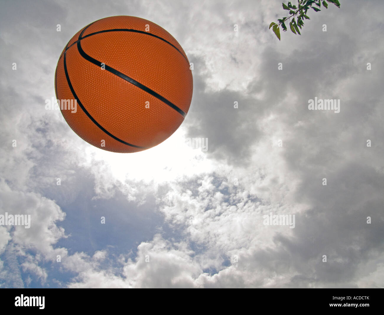 Cestello palla in aria con drammatica sky Foto Stock
