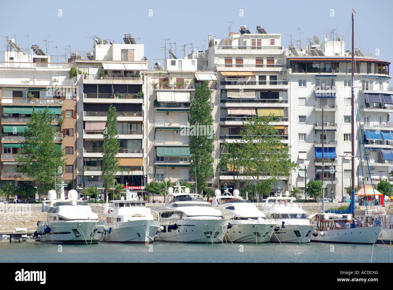 Pireo il porto di Atene marina con appartamenti Foto Stock