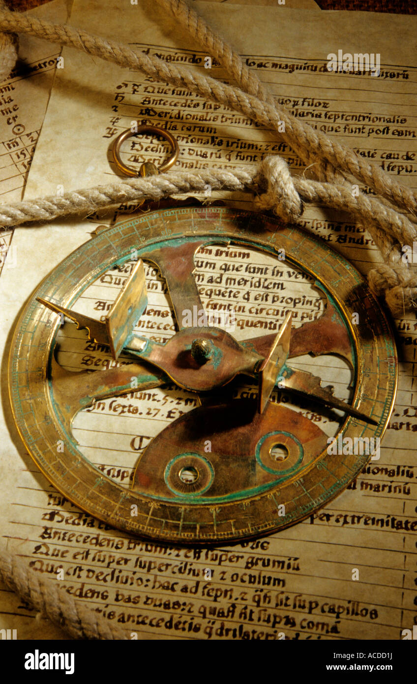Navigazione storico / vela discovery - Antiquariato sextant / sun dial su un grafico log con corda Foto Stock