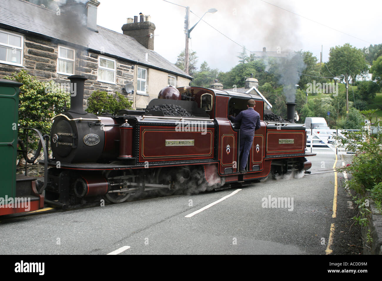 Ffestiniog Railway Double Fairlie sul passaggio a livello Penrhyndeudraeth Foto Stock