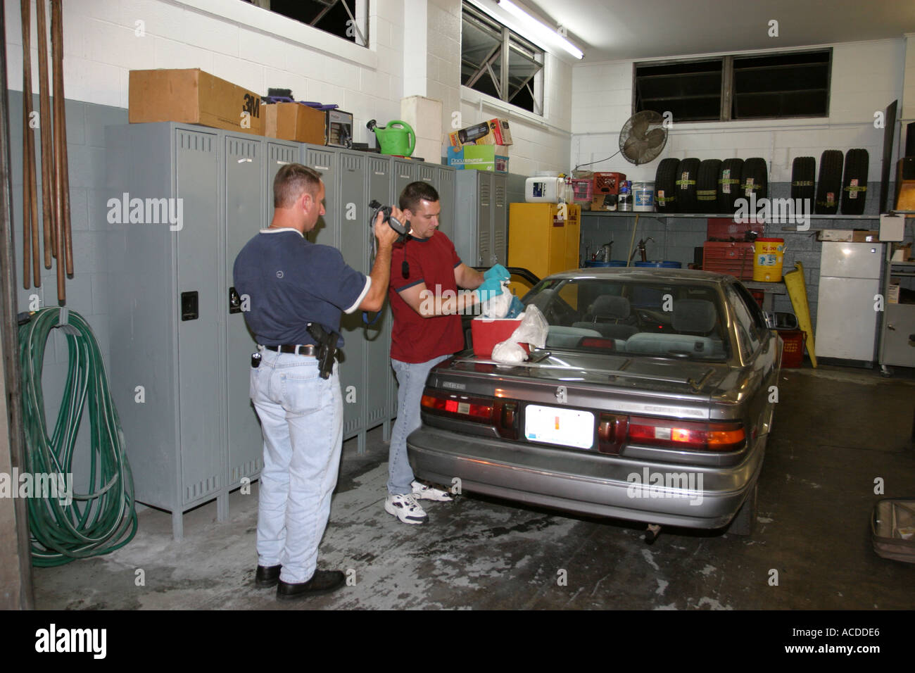 La polizia ricerca veicolo alla ricerca di stupefacenti. Oltre un chilo di cocaina in polvere si trova nascosto in auto. Foto Stock