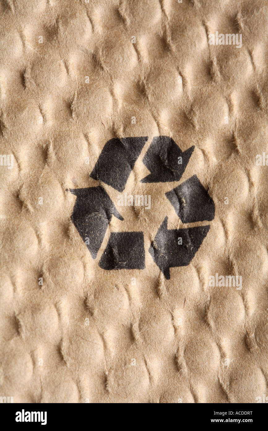 Simbolo di riciclaggio su cartone Foto Stock