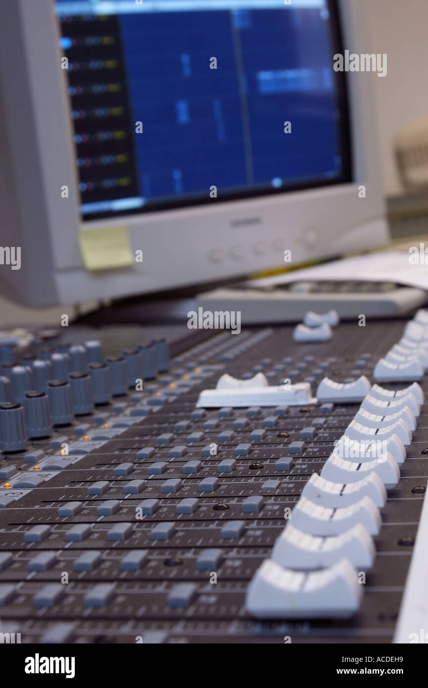 Mixer Audio con audio computer in background leggera profondità di campo Foto Stock